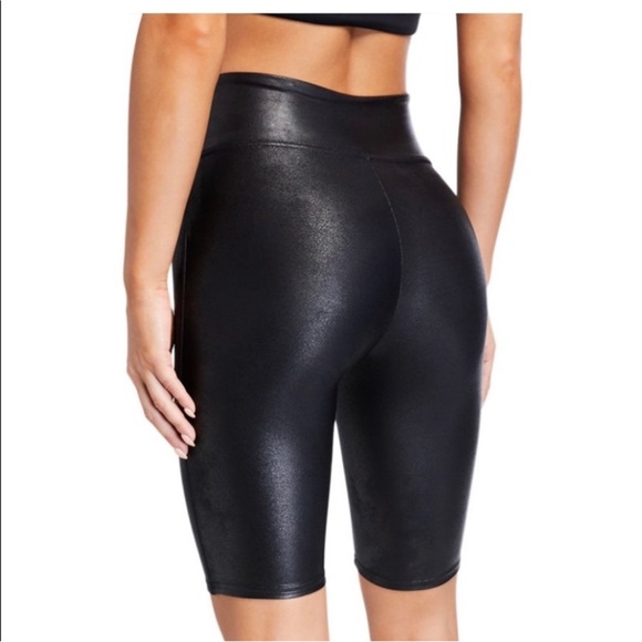 Excellent Pristine SPANX faux leather biker shorts size: medium - Picture 3 of 14